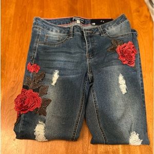 BoomBoom Destructed appliqué skinny jeans 9 juniors NWT